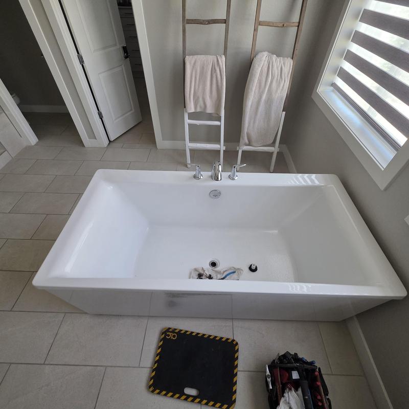 Freestanding tub drain clearing with hair removal